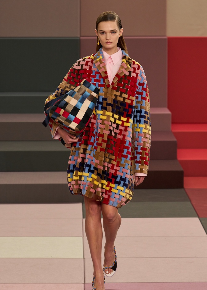 على منصة FENDI تتشابك الألوان كلحن فرح وتكرّس العراقة حضورها في مجموعة ربيع وصيف 2026