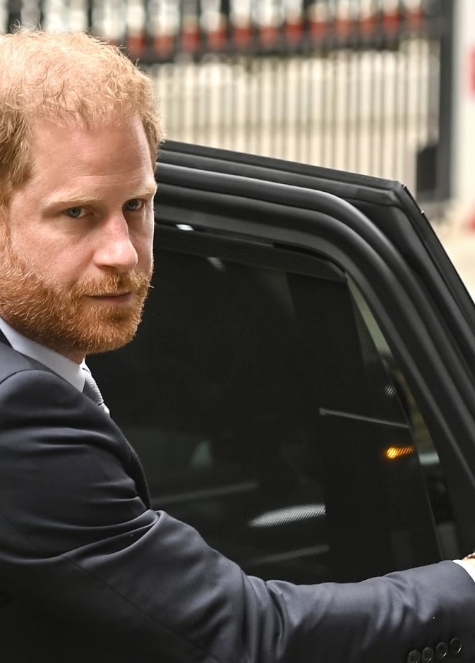 الأمير هاري يزور مثوى جدته الراحلة في وندسور