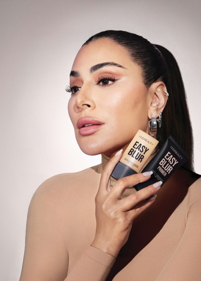 لا حاجة للفلاتر: روتين Huda Beauty مع برايمر وفاونديشن Easy Blur لموسم المناسبات