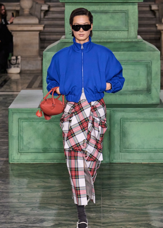 موضة تنانير الكارو العصرية في اطلالات الخريف