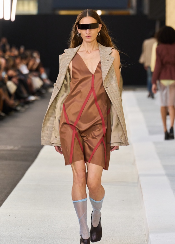 إعادة تفكيك الكلاسيكيات في مجموعة MM6 Maison Margiela ربيع وصيف 2026 للملابس الجاهزة