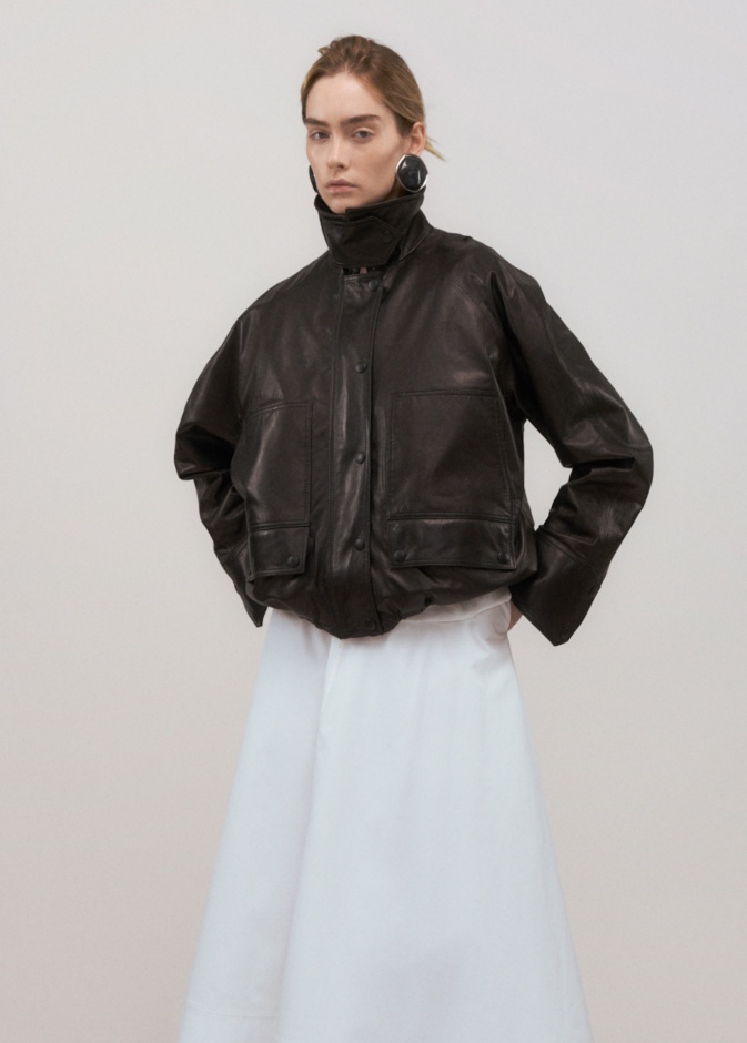 مع قدوم فصل الخريف حان الوقت لتعتمدي الجاكيت الجلد العصري 