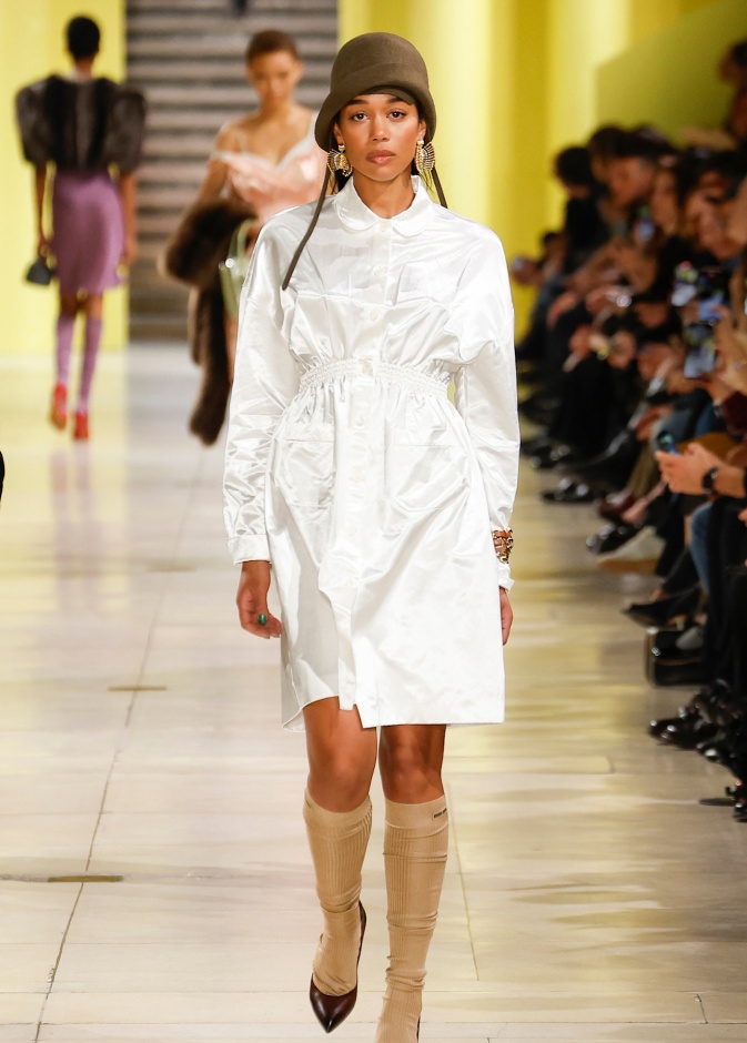 إطلالة باللون الأبيض محايد من Miu Miu 