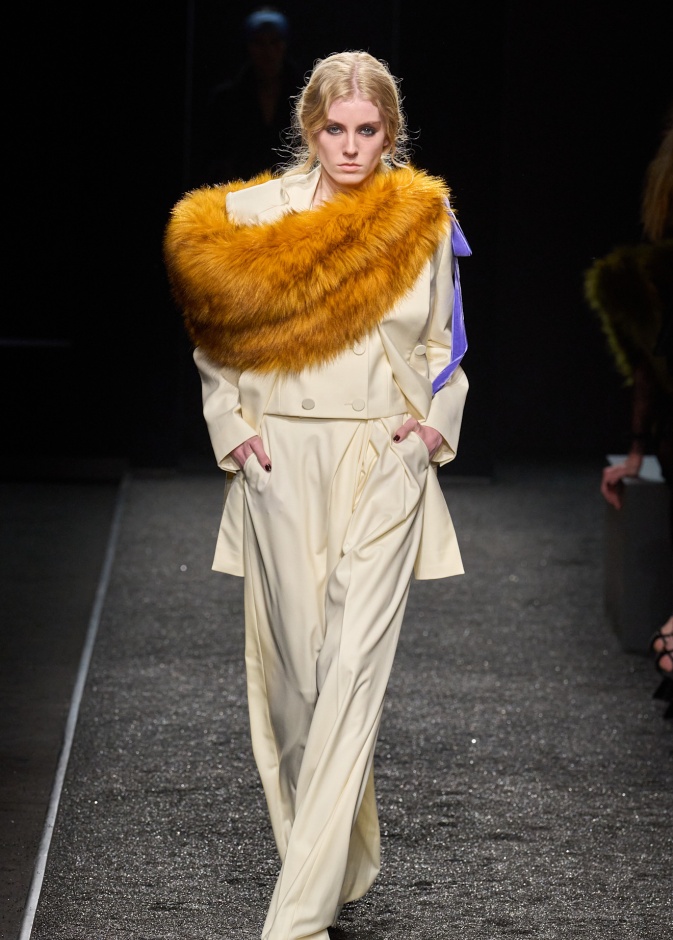 موضة البنطلون البيج وتصاميم أنثوية ومبتكرة في الخريف