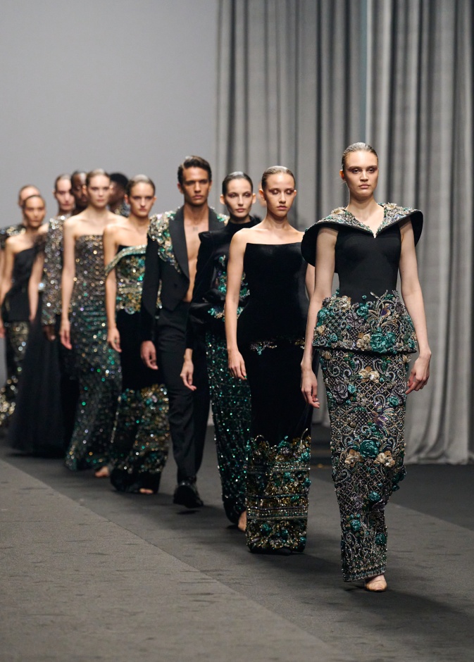  ملامح من أسبوع دبي للأزياء: من الغابات الاستوائية إلى العوالم الكونية