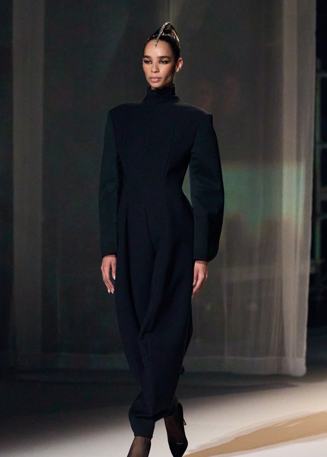 صيحة الجمبسوت الاسود تضفي أناقة لا مثيل لها في الخريف