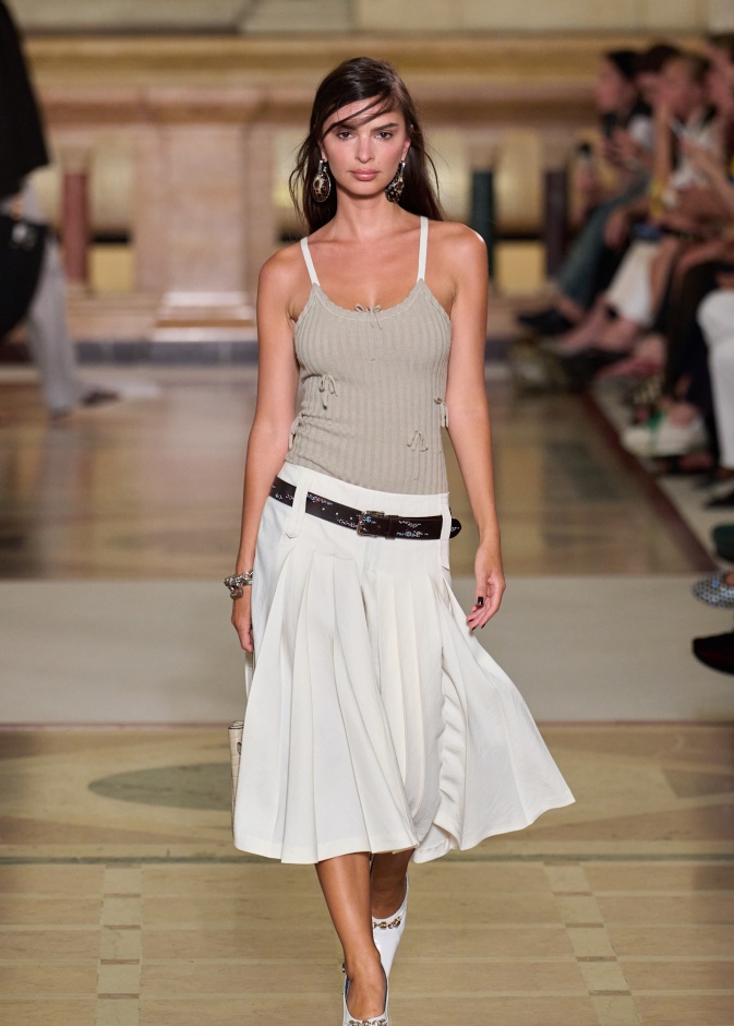 اطلالة من عرض "مايكل كورس" Michael Kors