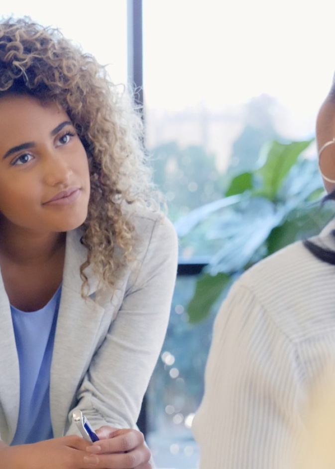 هل تخونك حركاتك؟ دليلك لفهم لغة الجسد وقوة الشخصية