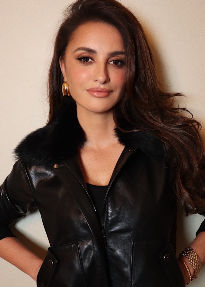 أحمر الشفاه المرجاني الفاتح مع الشعر البني بأسلوب Penélope Cruz