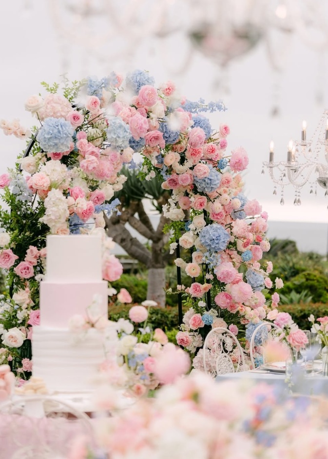 أزهار وردية لتنسيق حفل الزفاف- الصورة من صفحة Eveni Floral