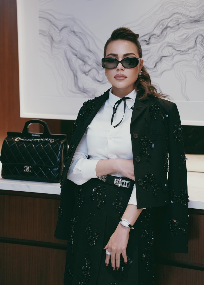 أسماء إبراهيم تتألق بلوك ريترو من ميو ميو وحقيبة شانيل الكلاسيكية