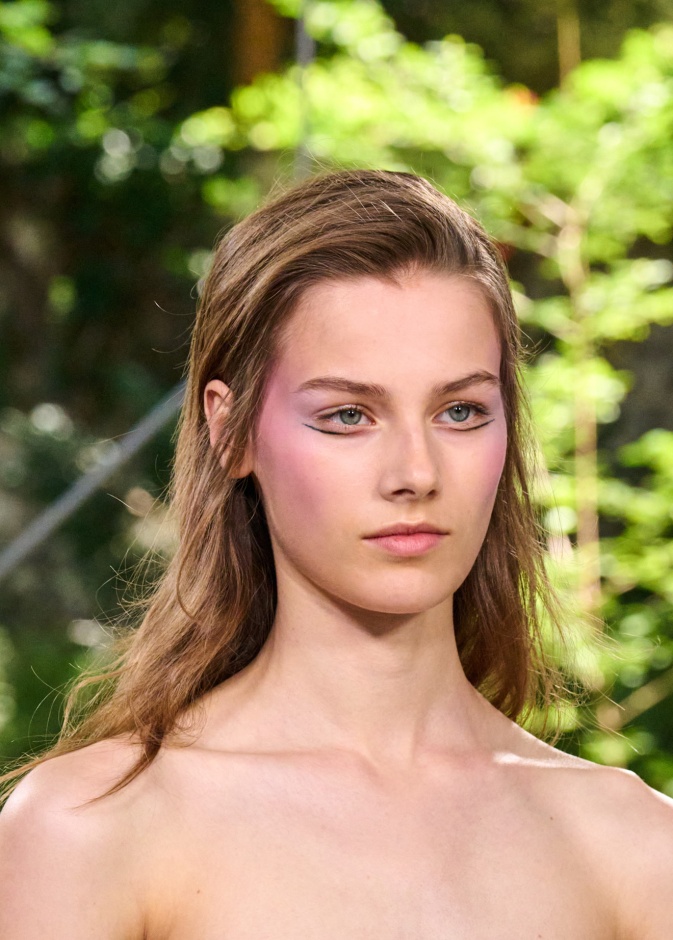 خدودك ستخطف الأنظار مع صيحات البلاشر الزهري دعماً لحملة سرطان الثدي