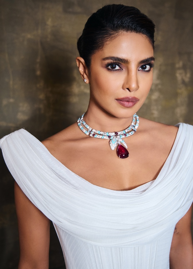 تعرفي على قطع المجوهرات الفارهة التي تًضفي بريقًا خاصًا على بريانكا شوبرا 