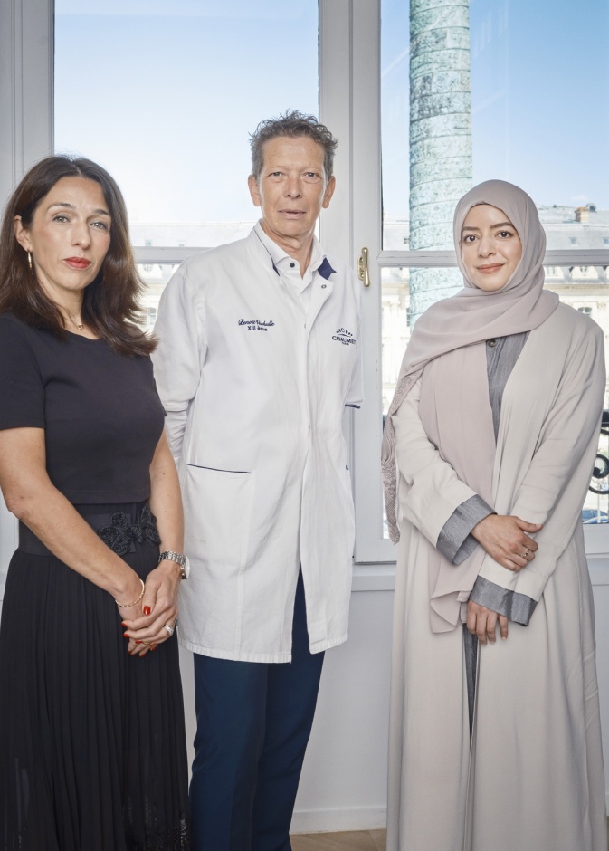 أولغا كورسيني، مديرة الاستوديو الإبداعي، بينوا فيرهول، رئيس ورشة المجوهرات الراقية، وعائشة العطية