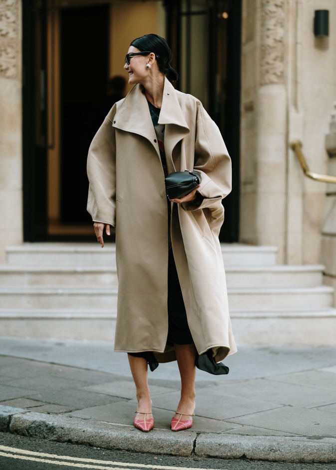 إطلالة بسيطة وأنيقة من شوارع لندن