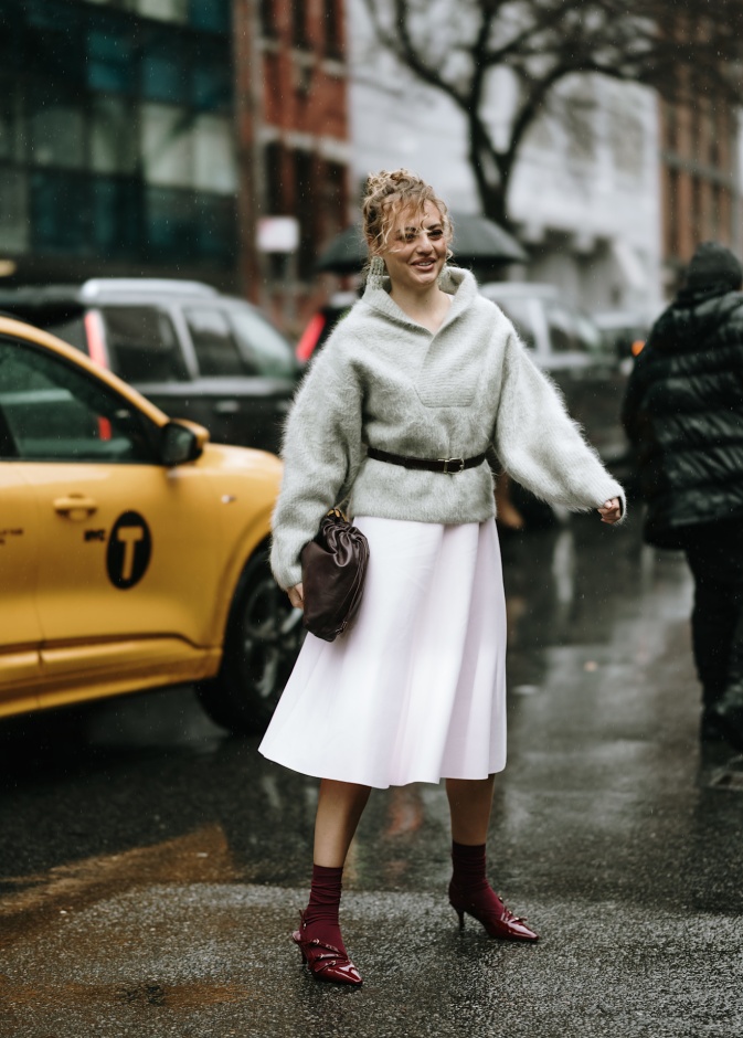 إطلالة شتوية بجوارب طويلة