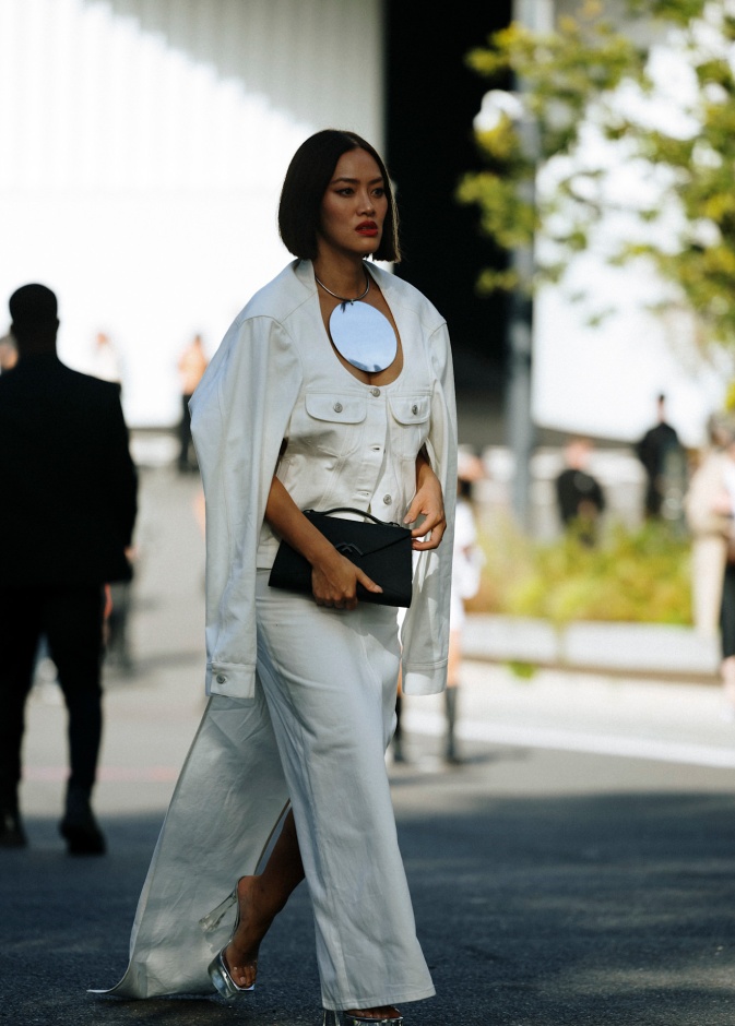 إطلالة خريفية مع بنطال جينز أبيض 