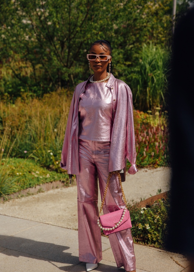 إطلالة ميتالك باللون الوردي 