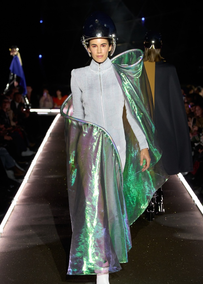 إطلالة هولوجرامية من Cardin Pierre 