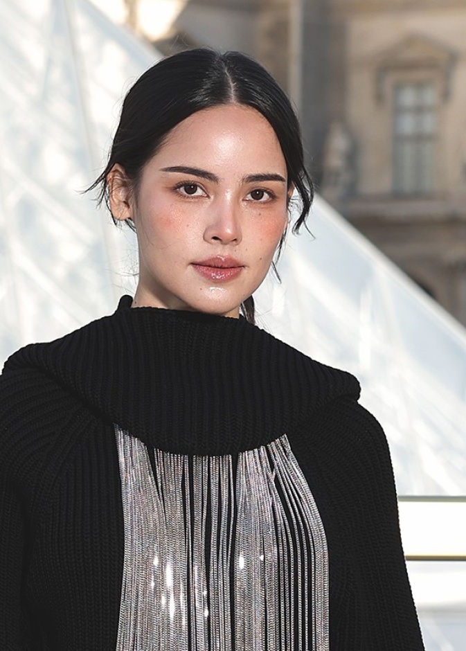 اطلالات مشرقة للنجمات في عرض لويس فويتون لربيع وصيف 2026