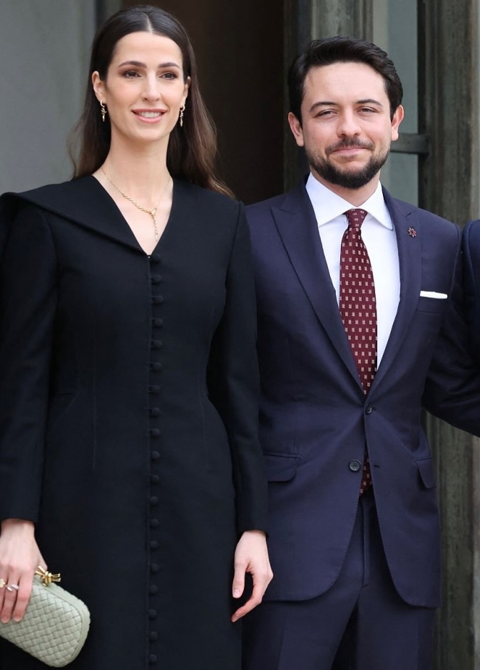 الأميرة رجوة الحسين بقلادة من الذهب الأصفر