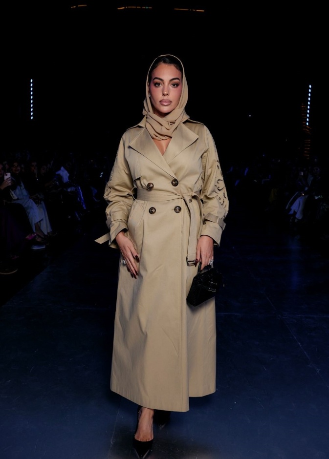 إطلالة جورجينا بتوقيع المصممة منى الشبل وتنسيق العنود السويلم