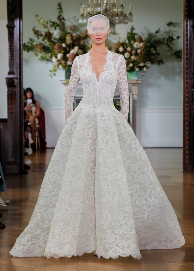 الكورسيه بالدانتيل من عروض مونيك لولييه