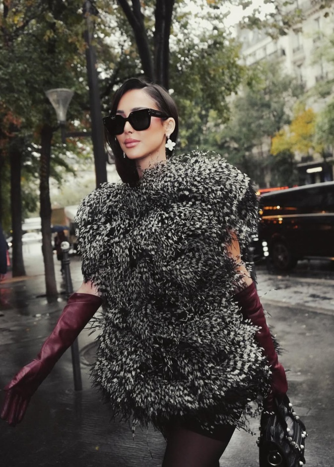  بسمة بوسيل بالقفاز العالي من الجلد باللون البرغندي