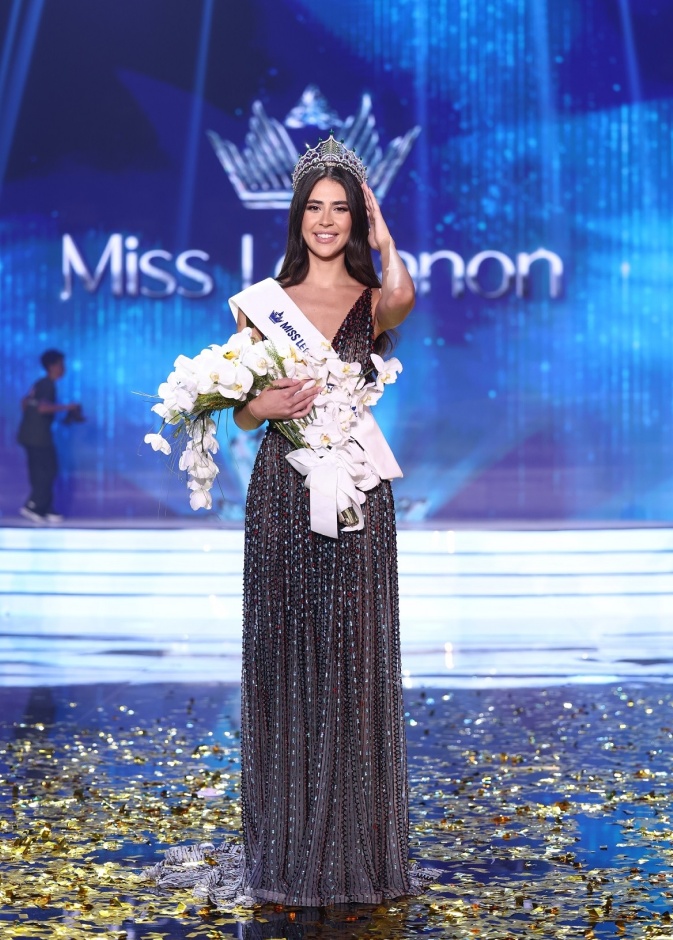 بيرلا حرب بفستان طويل باللون الأسود