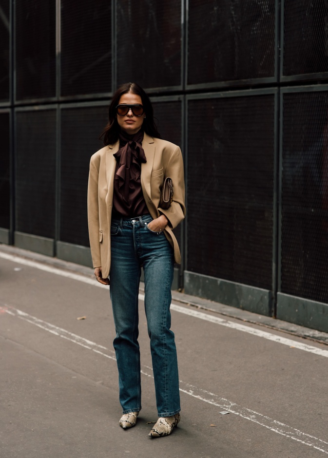 تنسيق أنيق لبنطال جينز من شوارع باريس