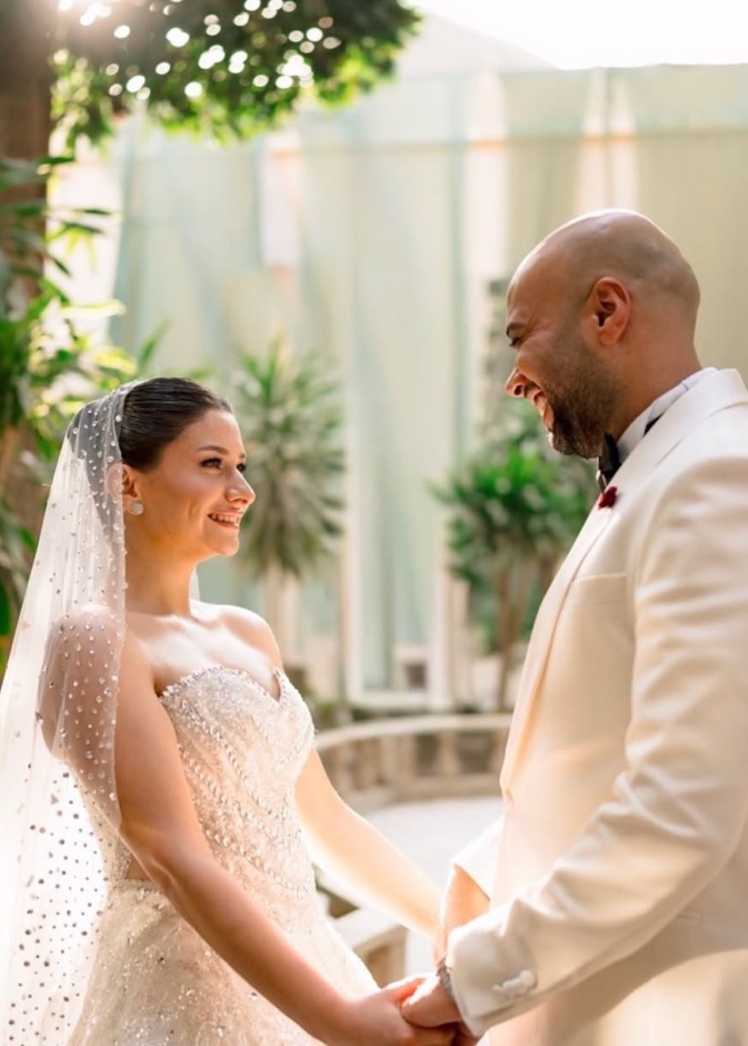 حاتم صالح مع عروسته