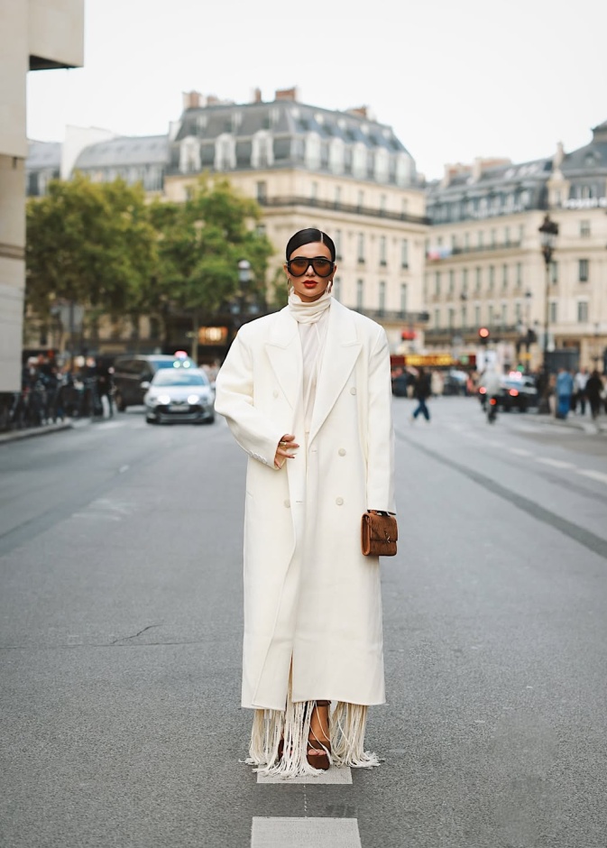 ديما الأسدي ترتدي المعطف الطويل بقصة أوفر سايز3