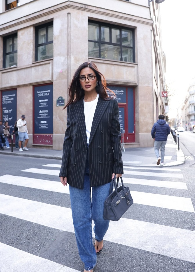 ديما الأسدي بأناقة البليزر المخطط مع الجينز الواسع