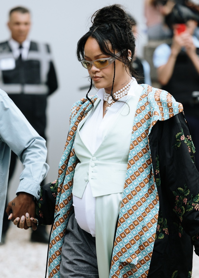 ريهانا بإطلالة شتوية أثناء حملها