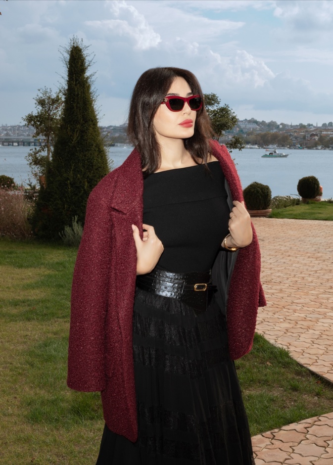 سيرين عبدالنور بجاكيت كلاسيكي باللون البرغندي