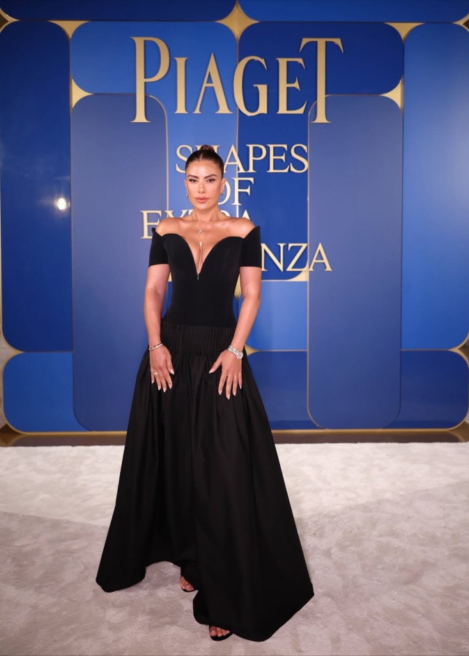 صبا مبارك بصيحة الفستان الأسود بقصة الأوف شولدر