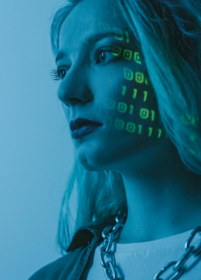 أنتِ بوصّلة التوازن بين هويتكِ التقليدية والرقمية.. كيف ذلك؟