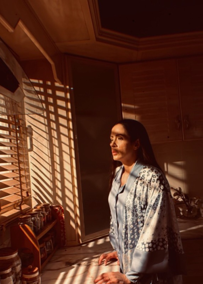 عائشة كاي تكسب تعاطف الجمهور بدور الأم