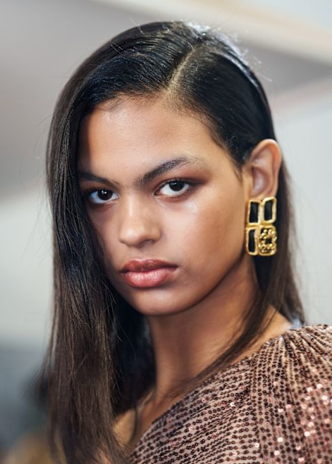 عارضة دار Elie Saab