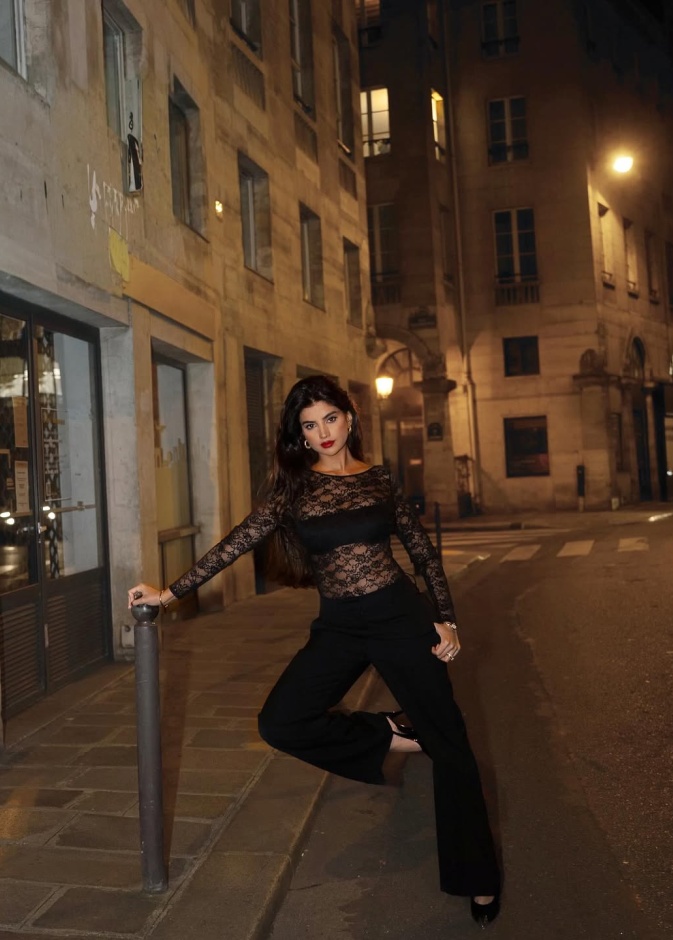 علا فرحات بإطلالة مونوكروم من الدانتيل