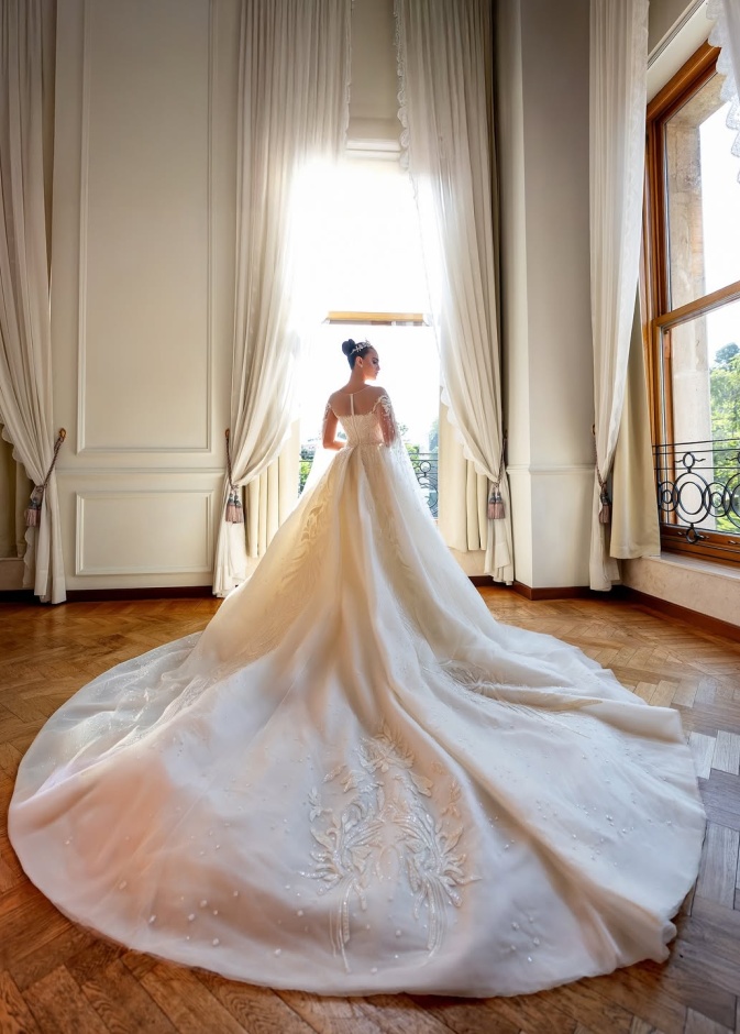 فستان الزفاف الذي اطلت به كيناز حكيم