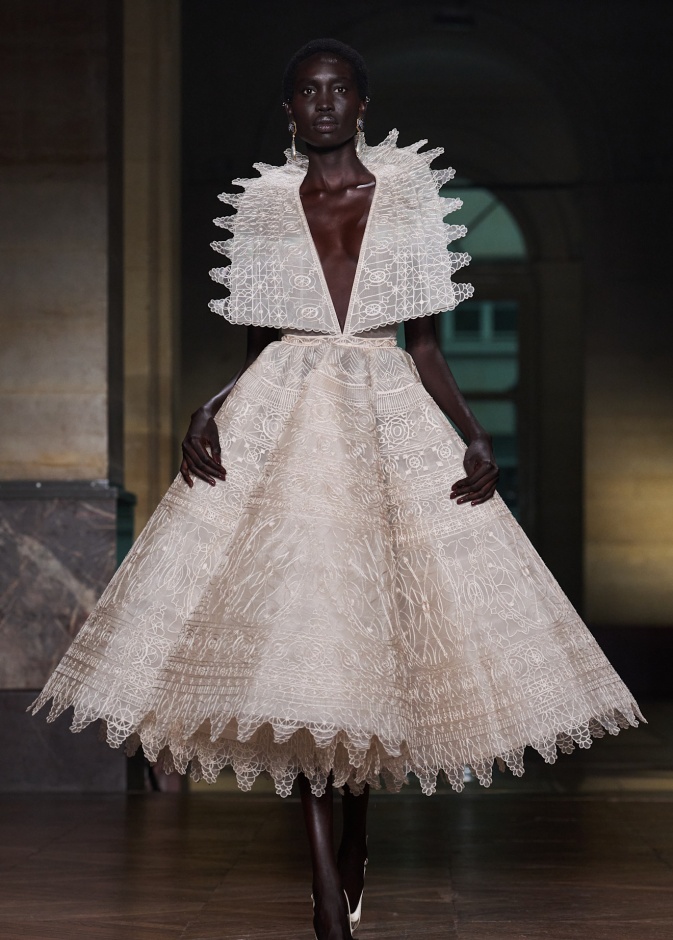 فستان بقصة هندسية من جورج حبيقة