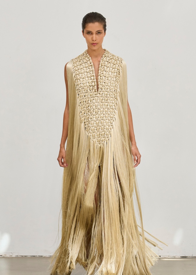 فستان ذهبي أنيق من رامي العلي