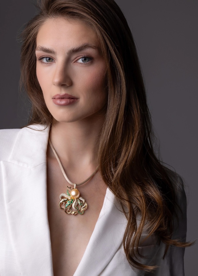 قلادة مرصعة بحجر الزمرد من Mariyeh Ghelichkhani