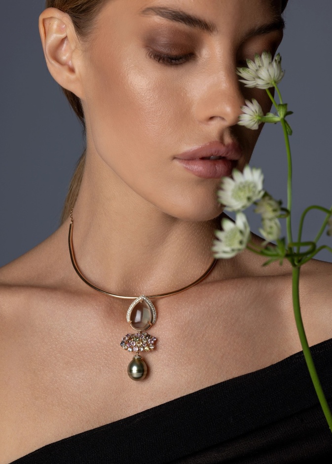 قلادة من الذهب الأصفر مرصعة منMariyeh Ghelichkhani