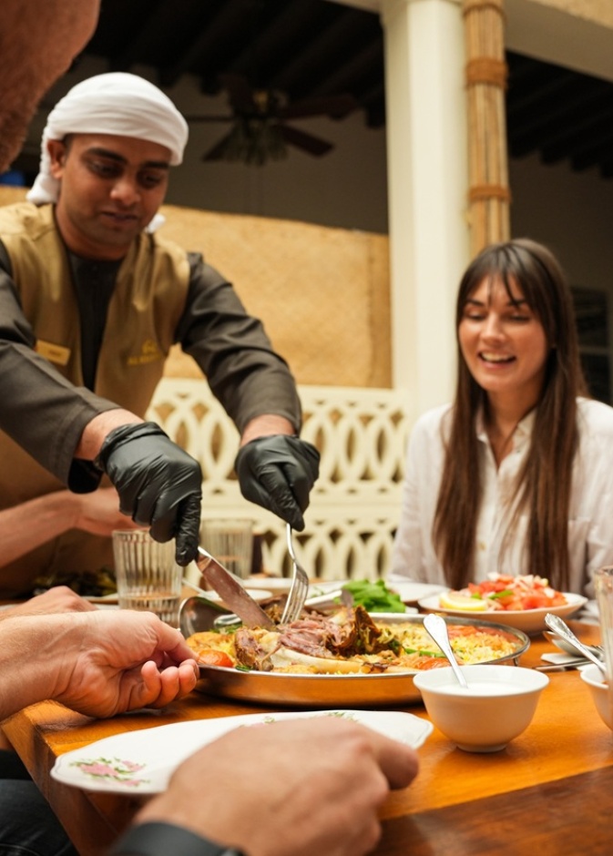 بعد اختيارها ضمن أفضل تجارب السفر في 2026.. جولة المذاق في دبي القديمة رحلة فاخرة في ذاكرة النكهات