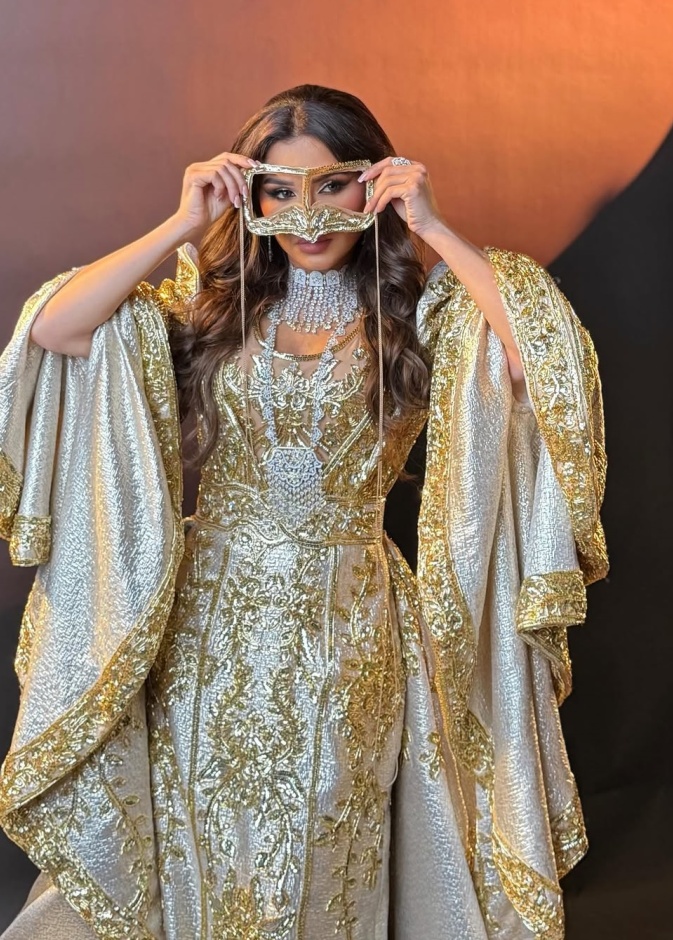 نهى نبيل مرتدية الثوب الإماراتي المطور باللون الذهبي