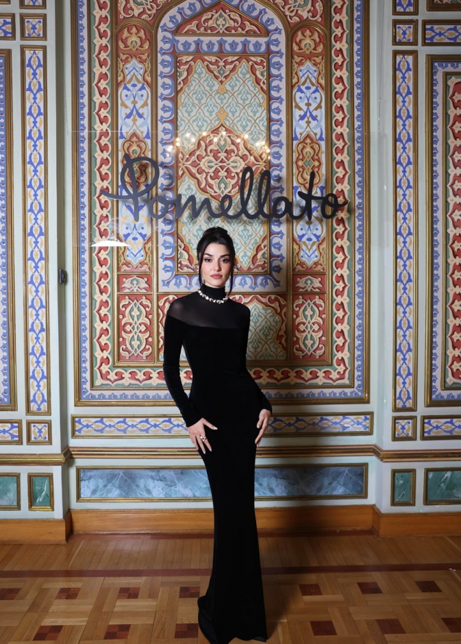 هاندا أرتشيل تتألق بفستان من Elisabetta Franchi ومجوهرات Pomellato