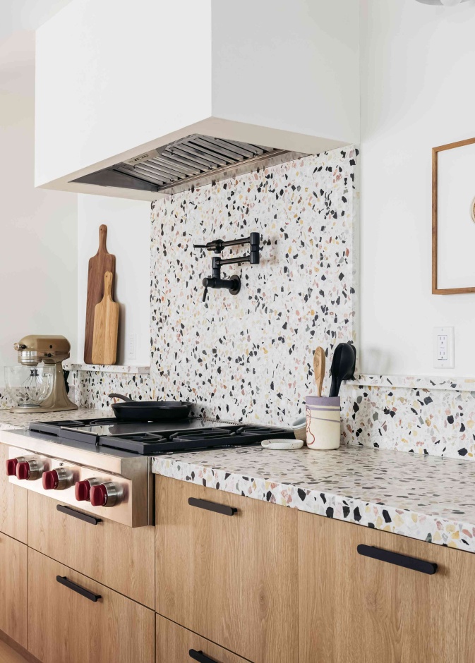 يضفي البلاط لأسطح العمل طابعًا شخصيًا ومميزًا على المطبخ