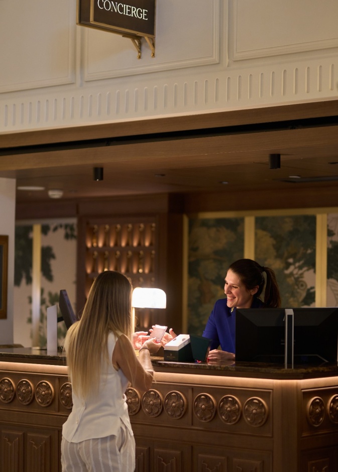 في فندق "ذا بالاس مدريد" (The Palace Hotel, Madrid) صُممت كل التفاصيل لتقدم إقامة لا تُنسى. وبهذه الروح نفسها، وُلد صندوق التجارب (The Experience Box) وهو عرض فريد وشخصي تم إعداده حصريًا للنزلاء الأكثر تميزًا. ما هو صندوق التجارب؟ تم تطوير هذا المفهوم المبتكر بالتعاون مع Las Rozas Village وهو يمزج بين فخامة التسوق والراحة**، وفن الطهي، والخدمة المصممة خصيصًا التي تميز فندق ذا بالاس. إنه أكثر من مجرد رحلة تسوق، بل هو دعوة للاستمتاع بيوم مُنسَّق بعناية، حيث يتضافر الأسلوب الرفيع والرفاهية لخلق ذكريات تدوم. يو